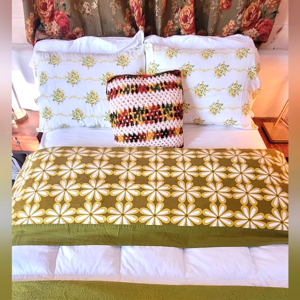Vintage 100% Cotton DBL/QN top Sheet With 2 Cases Combo.